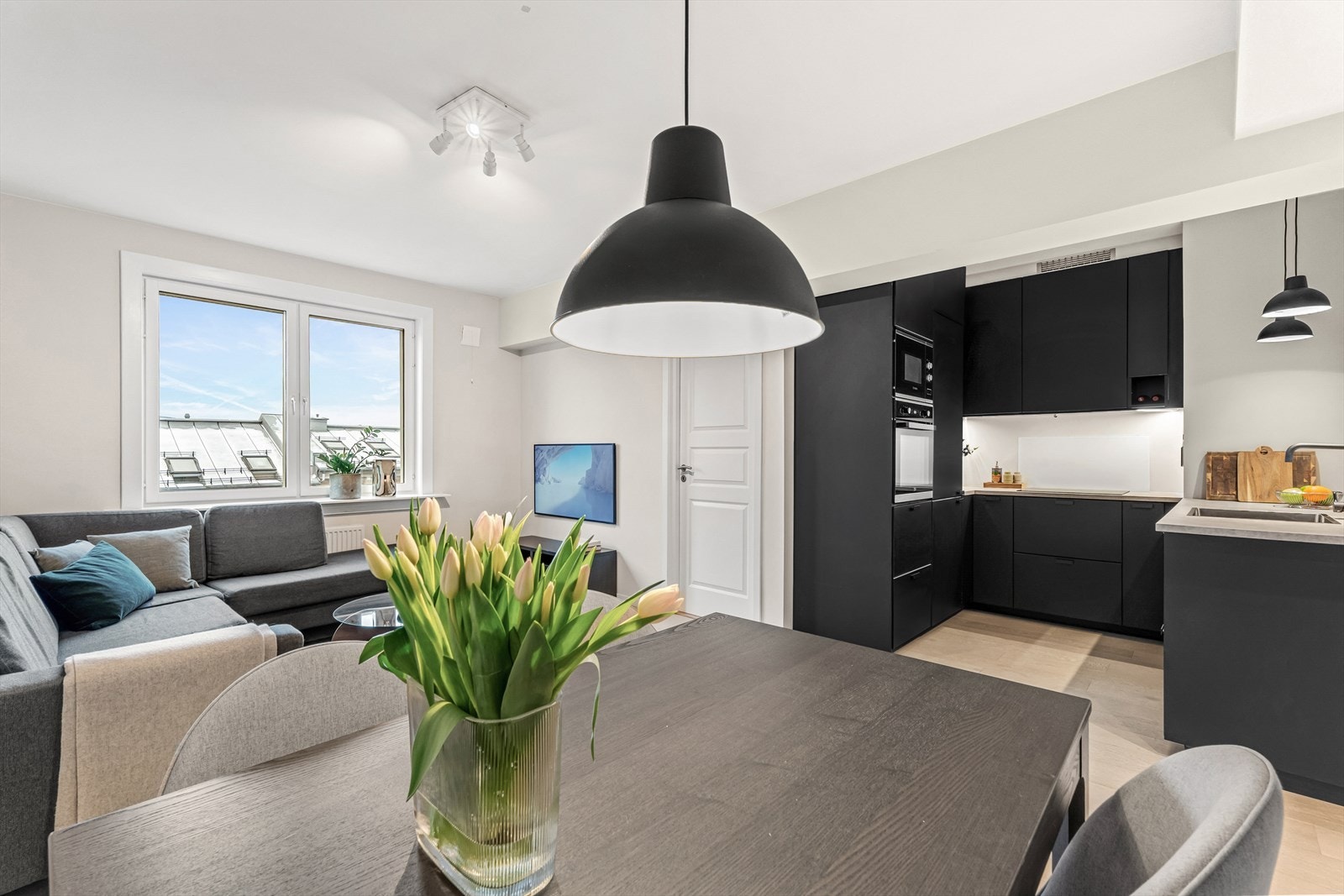 Attraktiv og moderne 2-roms | Fantastisk felles takterrasse | Varmtvann og fyring inkl | Heis | Ingen dok.avgift Galleribilde