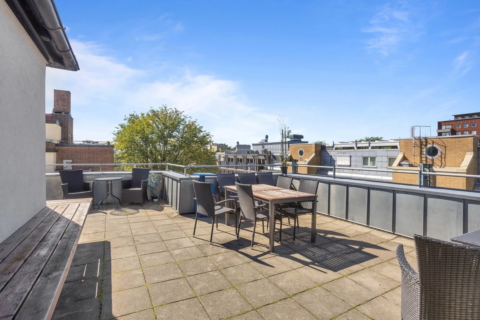 Stor, fellestakterrasse med gode solforhold og utsikt over byen. Galleribilde