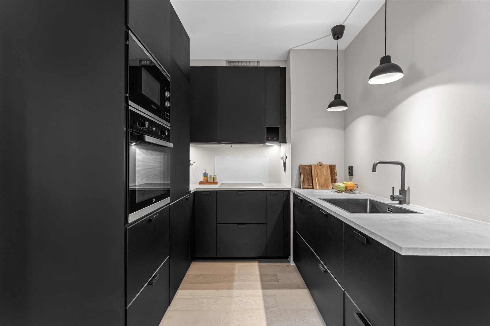 Fint kjøkken. Kjøkkenet har rikelig med benke og skapplass, integrerte hvitevarer og pent materialvalg. Galleribilde