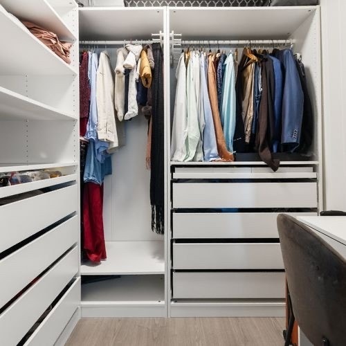 Garderobeskap Galleribilde