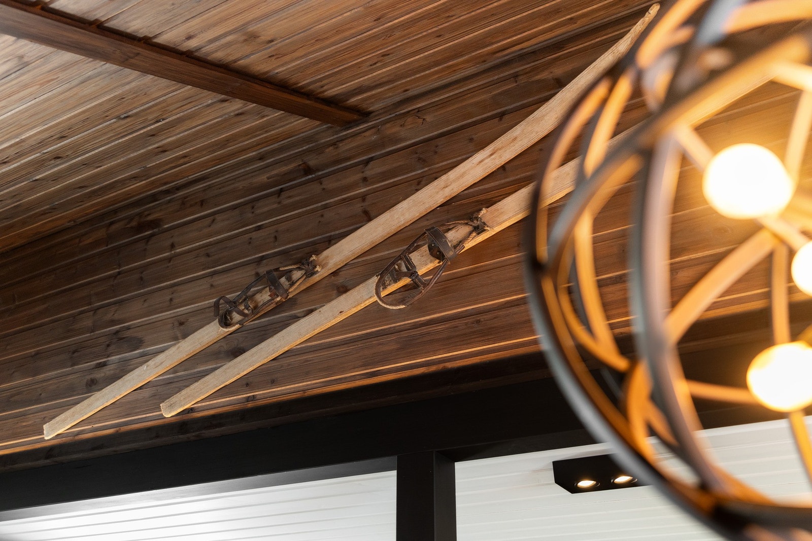 Skiene blir tatt med av selger. Galleribilde