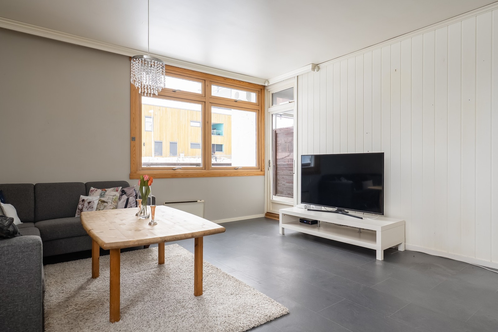 Lys og stor stue på ca. 21 kvm, med flere møblerings muligheter. Galleribilde