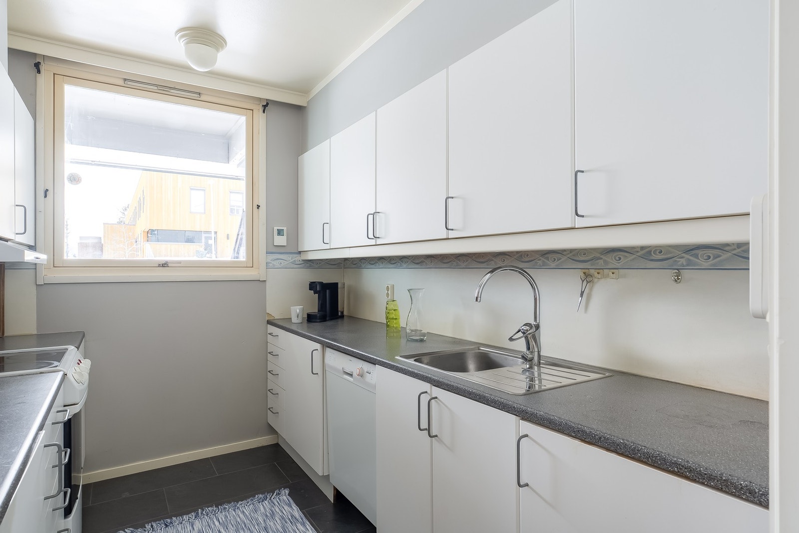 Kjøkkenet har folierte skrog med slette fronter og laminert benkeplate. Galleribilde