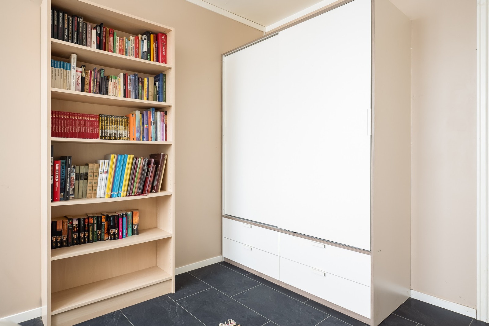 Her har man god plass til både dobbelseng, garderobeskap, pult og nattbord. Galleribilde