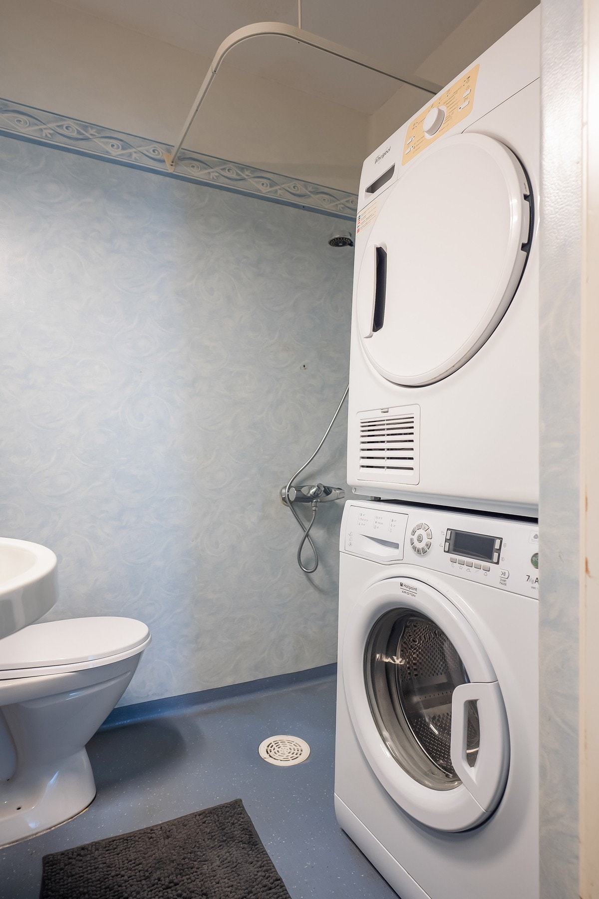 Badet har opplegg for både vaskemaskin og tørketrommel. Galleribilde