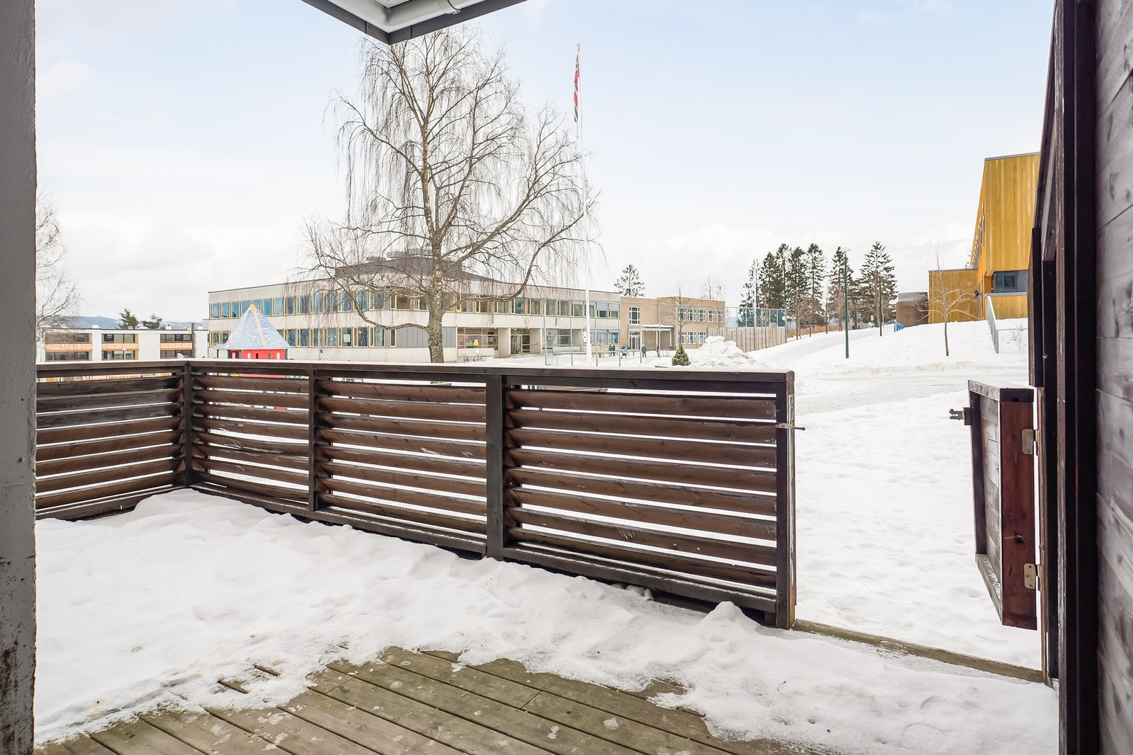 Fra terrassen har man direkte ut gang til grøntområdet. Galleribilde