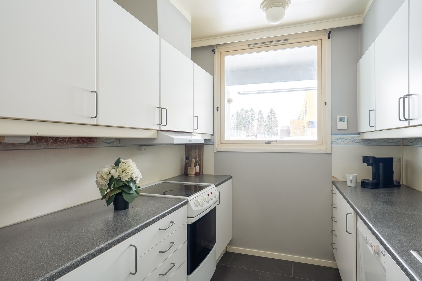 Det er godt med skapplass og benkeplass på kjøkkenet. Galleribilde