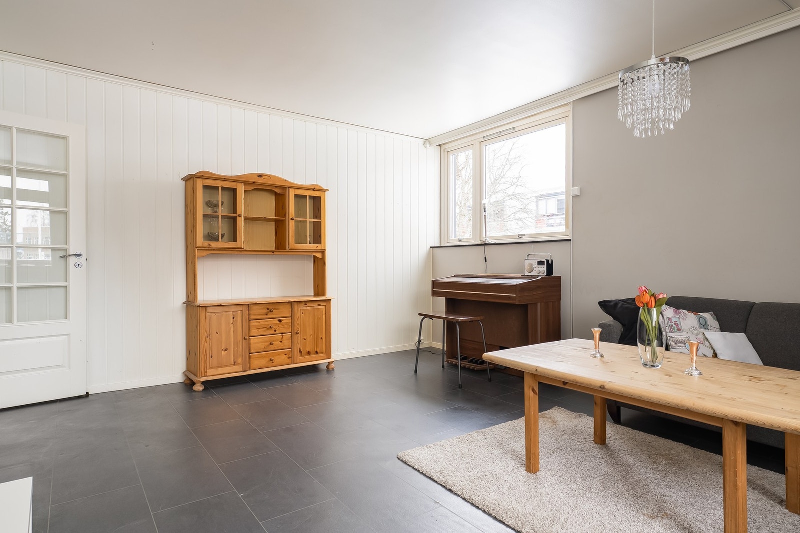 I stuen har man god plass til både sofakrok og spisebord. Galleribilde