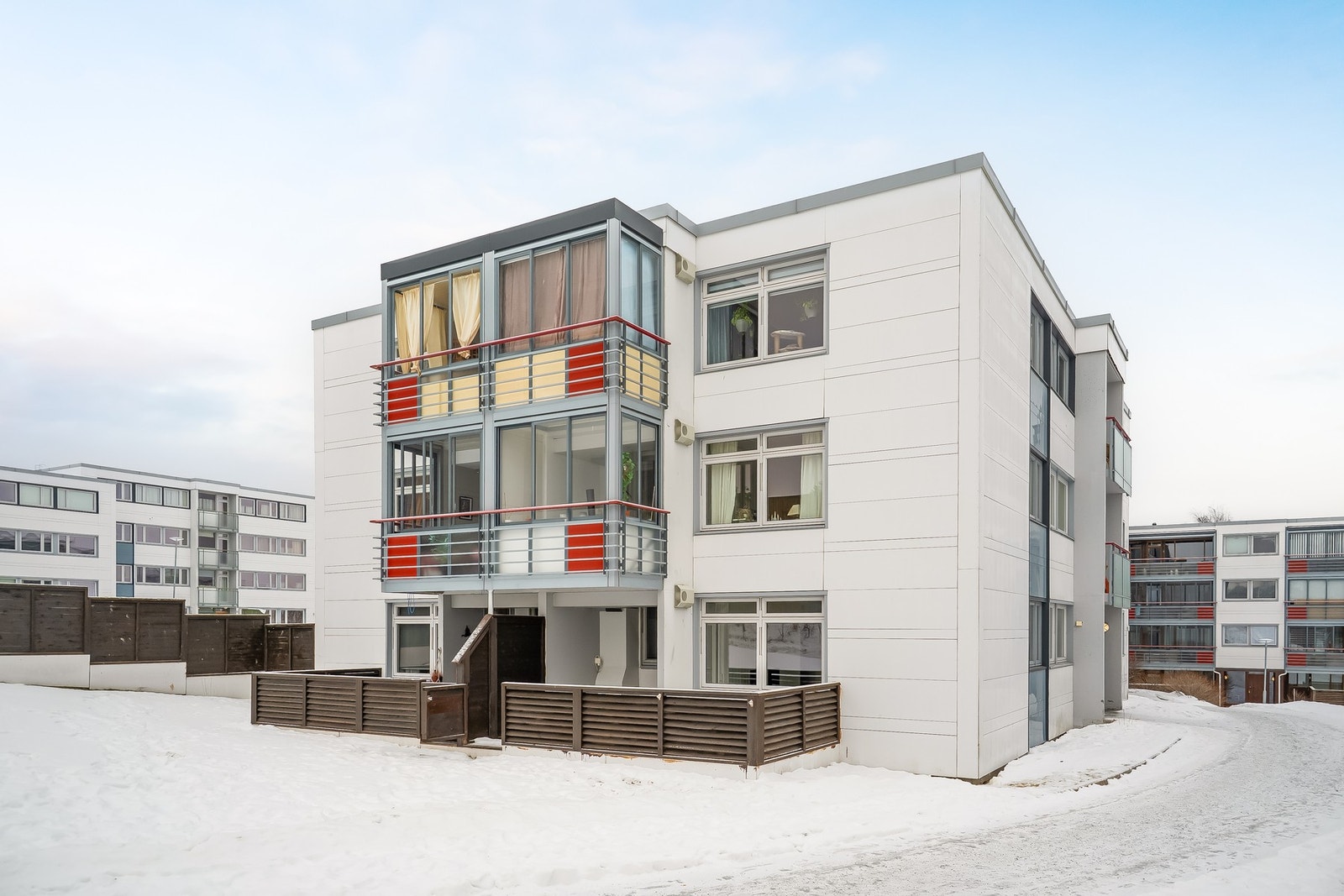 Leiligheten har hjørne beliggenhet, med direkte utgang til grøntområdet. Galleribilde