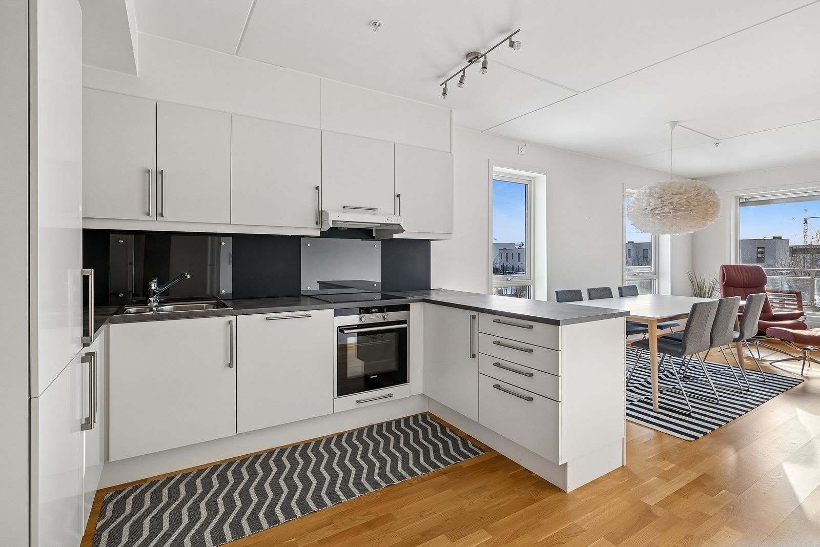 Kjøekken med integrerte hvitevarer Galleribilde