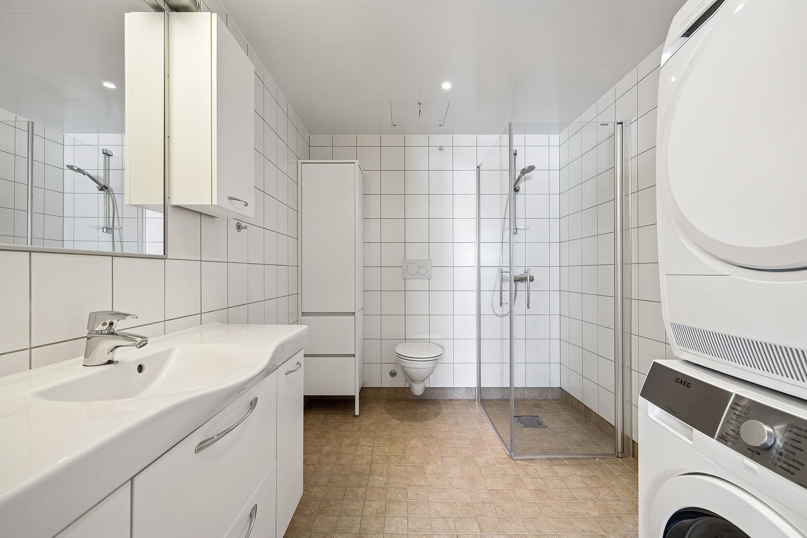 Bad med vaskemasking og tørketrummel Galleribilde