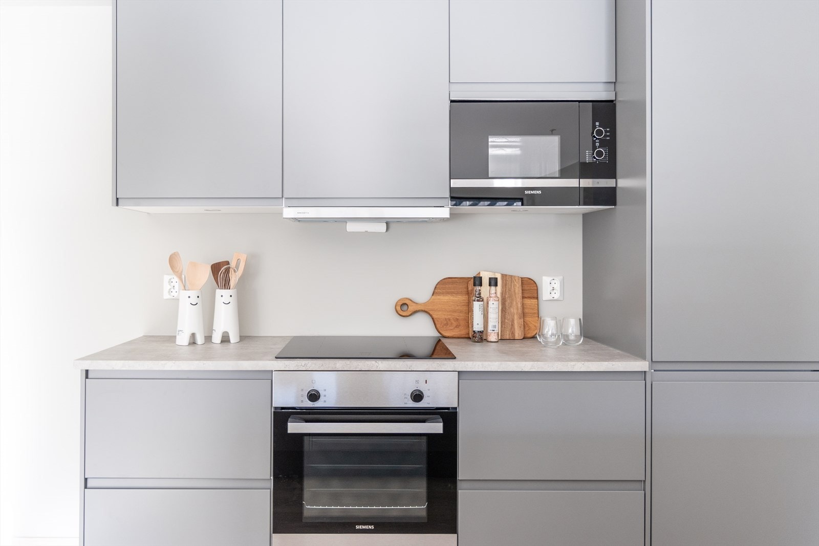 Moderne og stilren kjøkkeninnredning med slette fronter og innfreste grep. Galleribilde