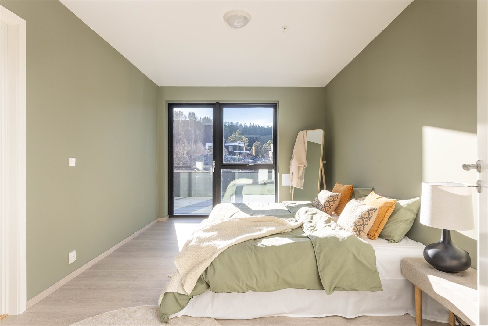 Det er utgang til terrassen fra hovedsoverommet. Galleribilde