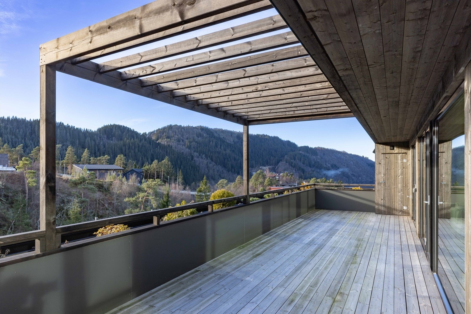 Fra stuen er det utgang til den flotte terrassen. Galleribilde