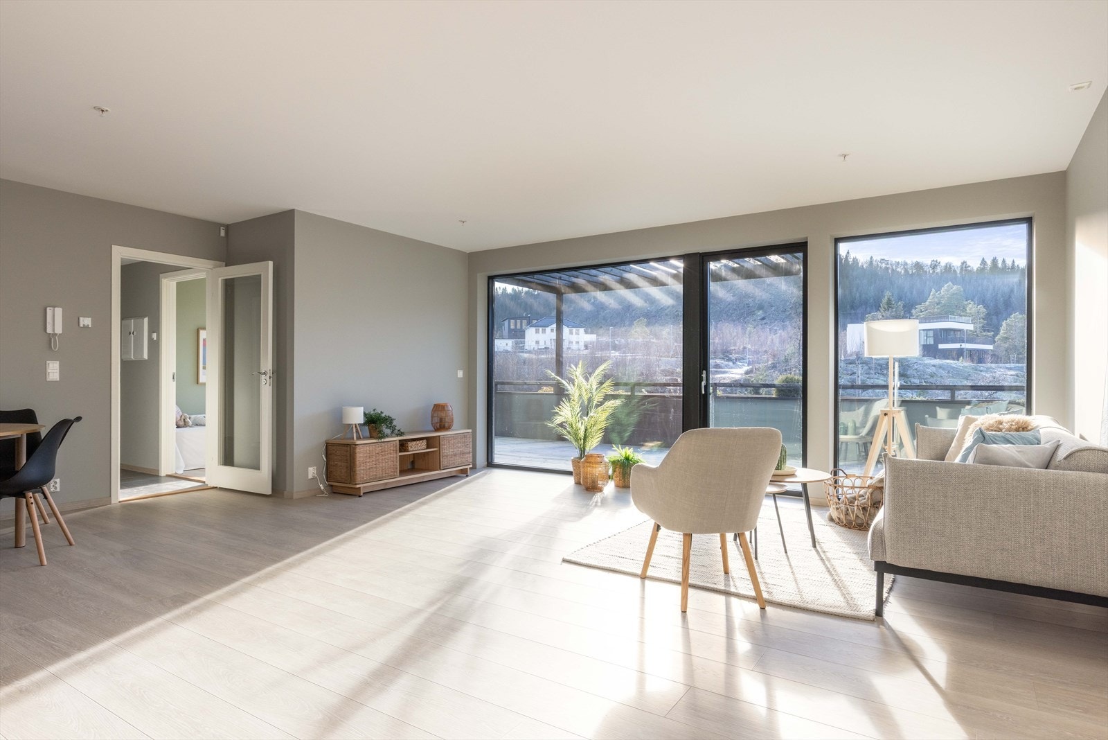 De store vindusflatene sørger for rikelig med naturlig lysinnslipp. Galleribilde