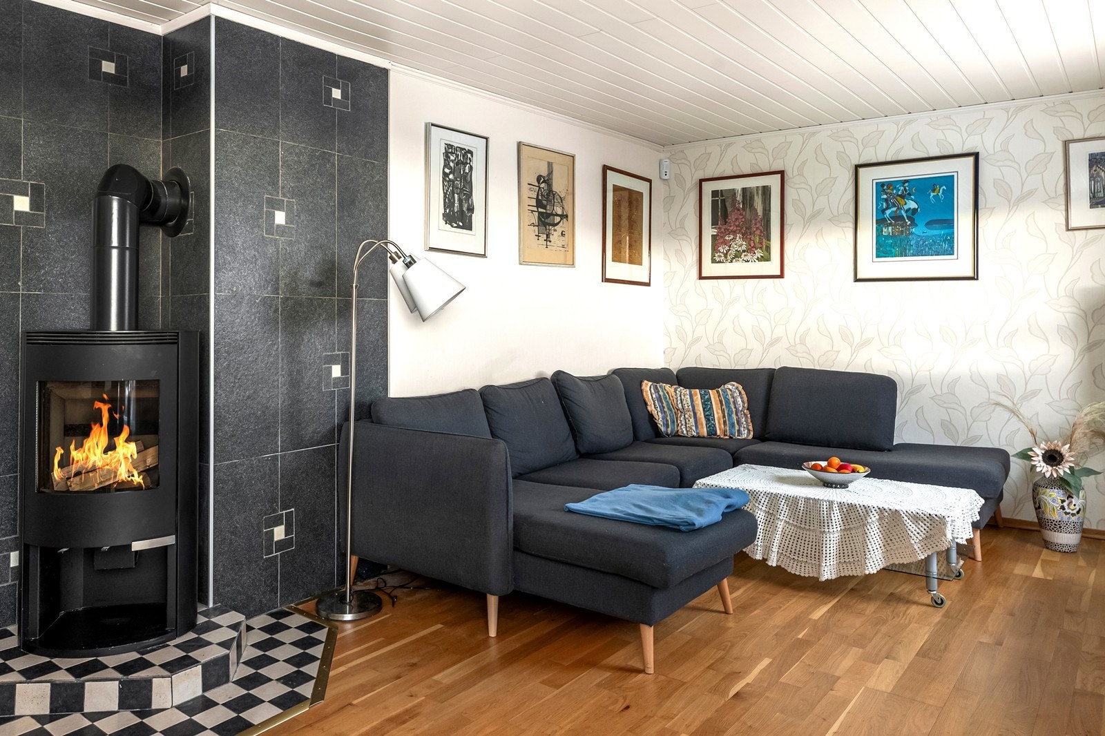 Et nytt ildsted fra 2021 gir både varme og en hyggelig atmosfære. Galleribilde