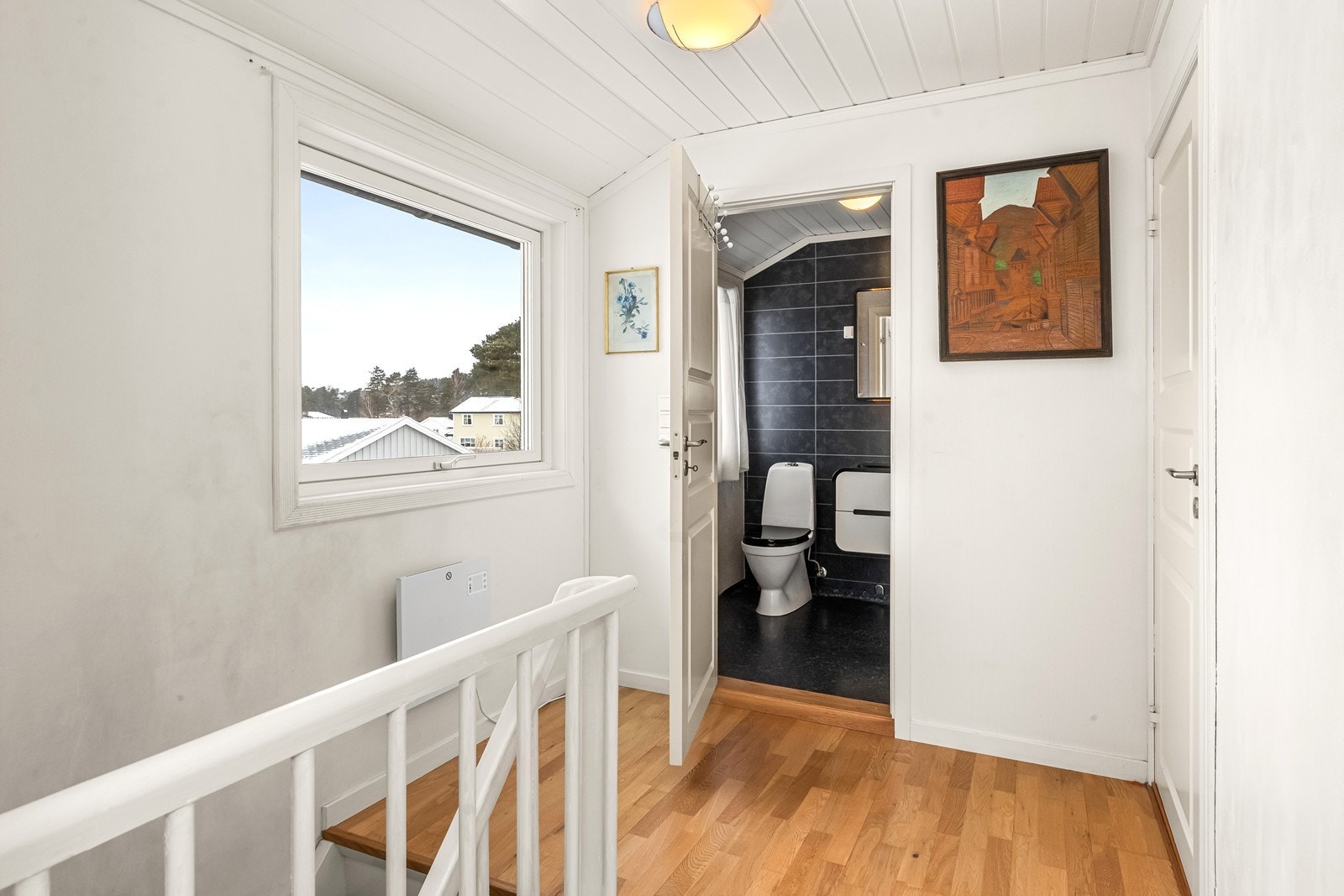 Trappen leder opp til andre etasje, som rommer soveavdelingen og badet. Galleribilde