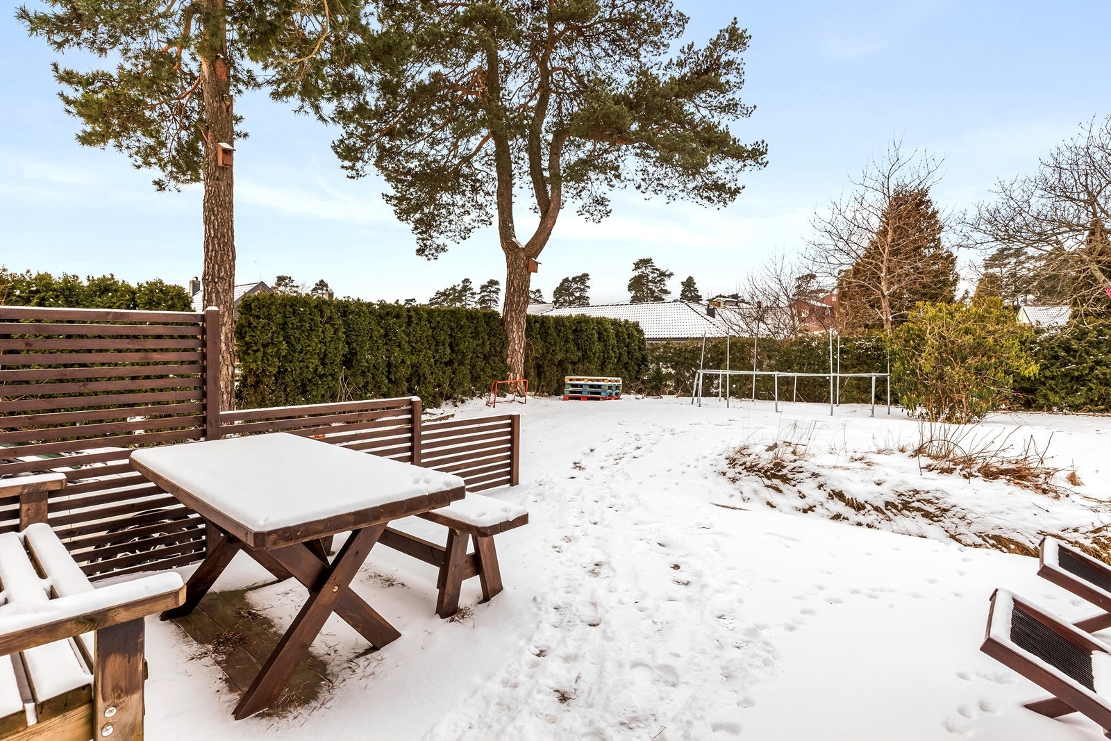 Fra stuen er det utgang til en stor terrasse på 21 m². Galleribilde