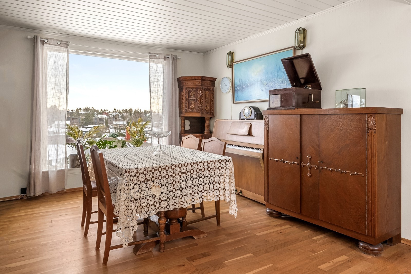 Spisestuen har god plass til et stort spisebord for sosiale sammenkomster. Galleribilde