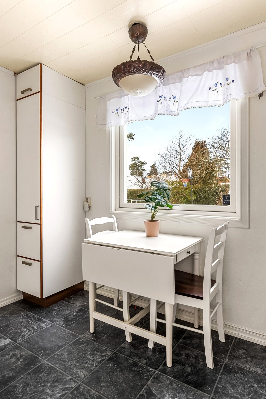 Plass til en hyggelig liten spiseplass på kjøkkenet. Galleribilde