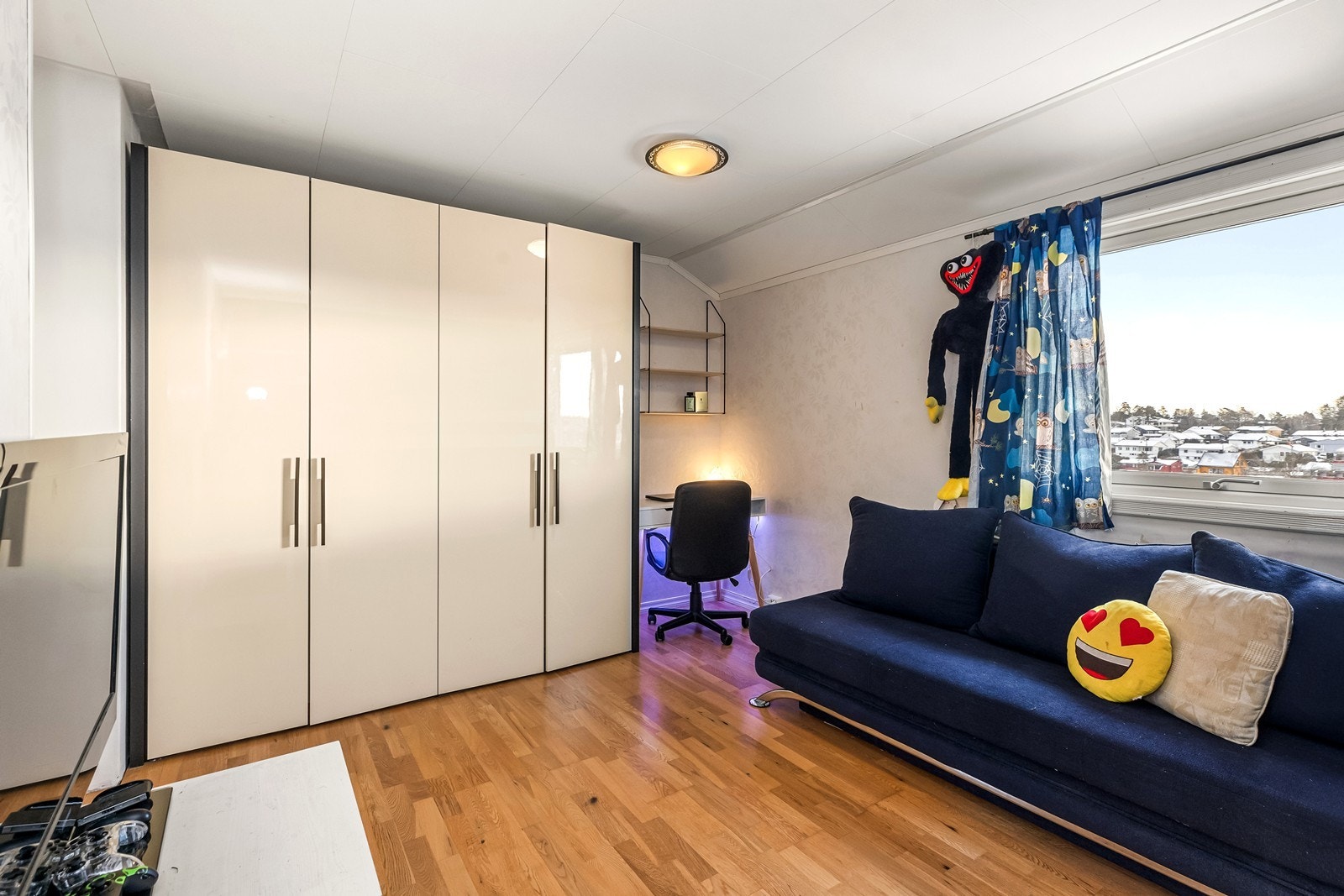 Boligen har tre soverom i andre etasje, alle med parkett på gulvet. Galleribilde