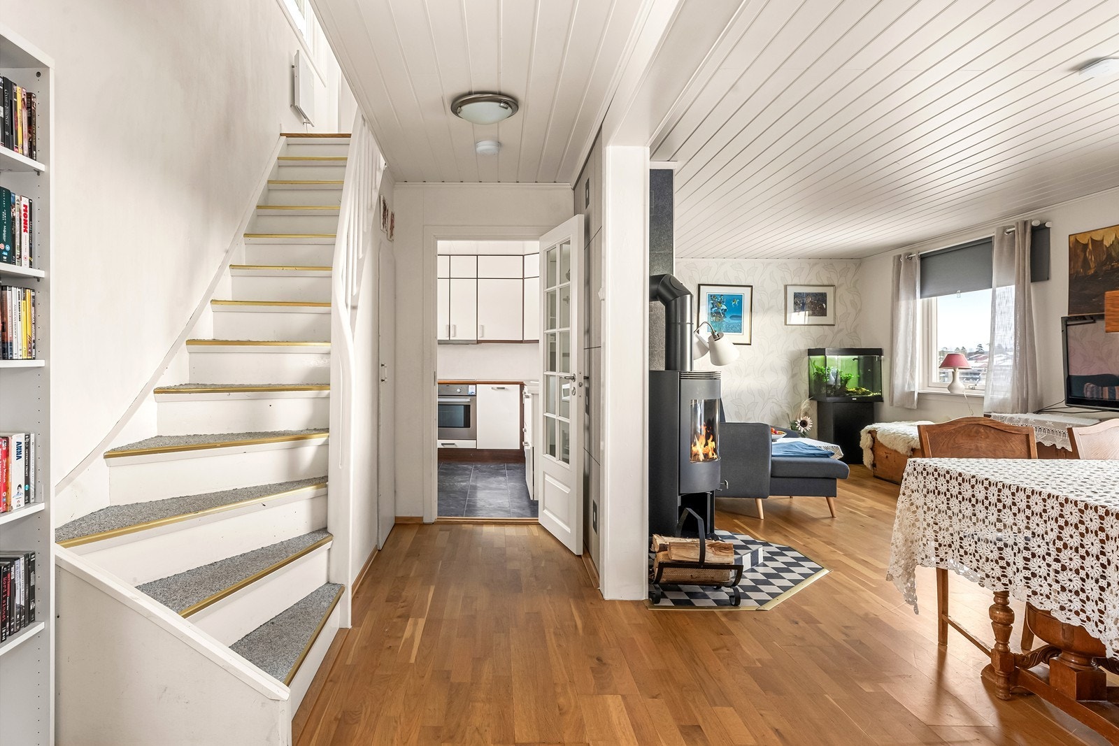 Første etasje har en god flyt mellom stue, spisestue og kjøkken. Galleribilde