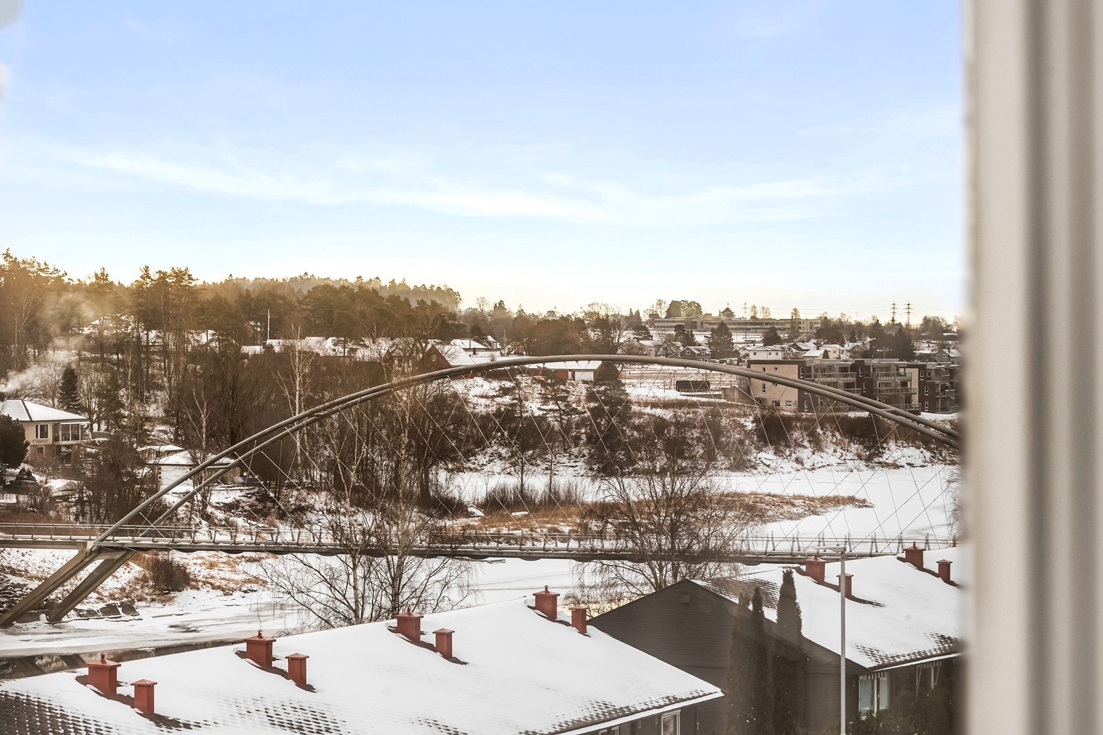 Boligen ligger i et stille og rolig nabolag, beskrevet som 'bra for barn å leke'. Galleribilde
