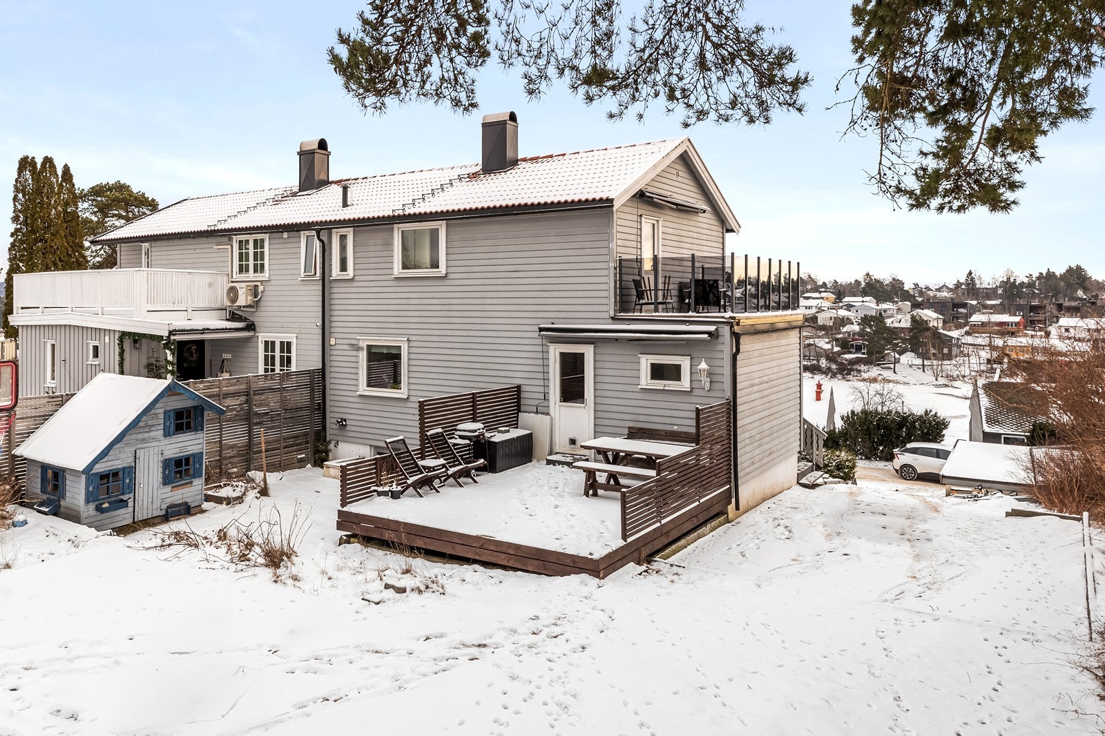 Boligen har en romslig tomt med terrasse, plen og en egen lekestue. Galleribilde