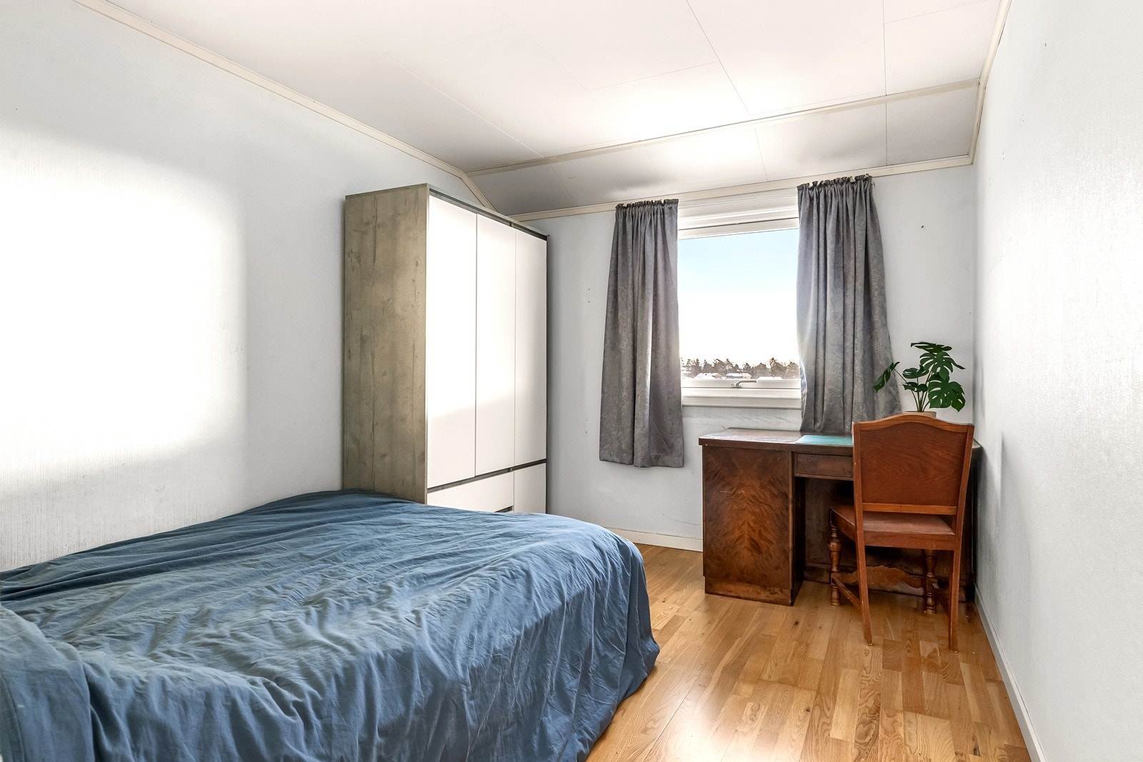 Et av de tre soverommene, med plass til seng, skrivepult og garderobe. Galleribilde