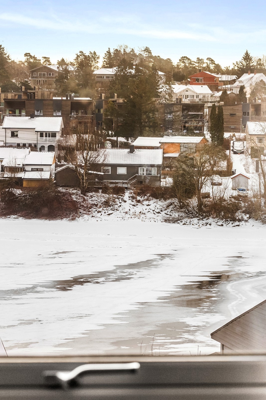 Det er kort vei til Opsund fotballbane, kun 200 meter fra boligen. Galleribilde