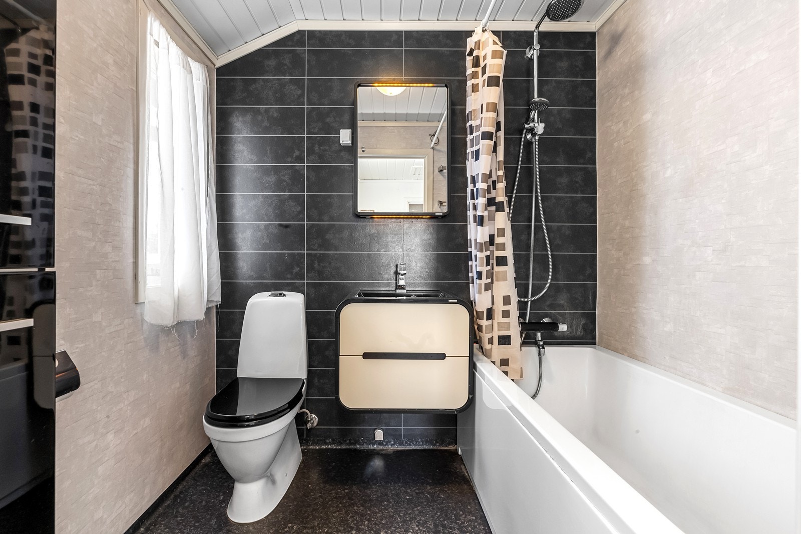 Badet i andre etasje ble pusset opp i 2017 og har badekar og varmekabler. Galleribilde