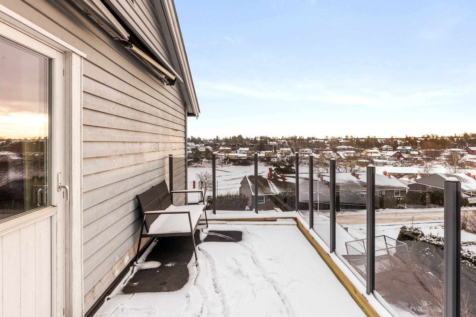 Lufteverandaen i andre etasje har rekkverk i glass og aluminium. Galleribilde