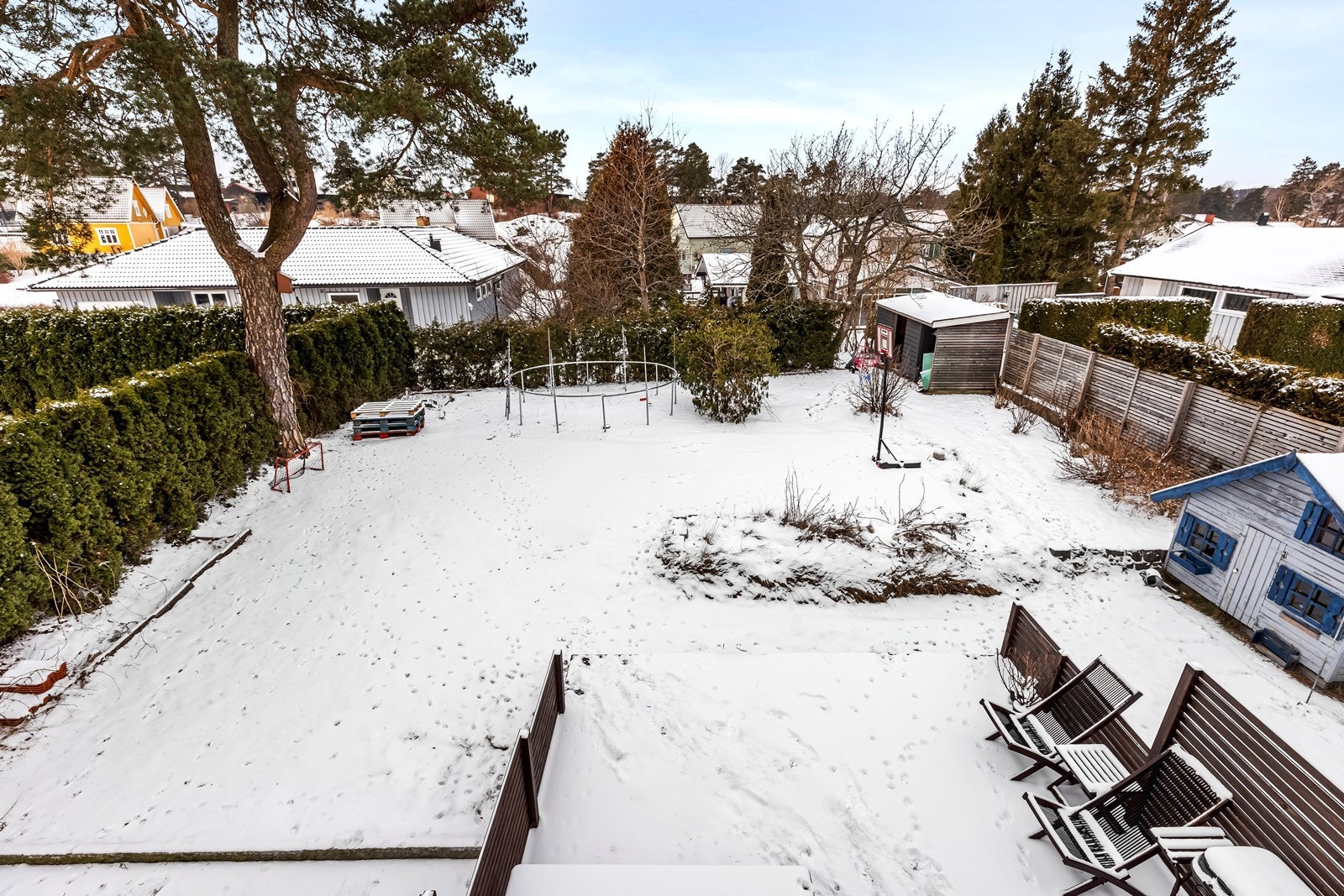 Tomten er opparbeidet med plen og hekkbeplantning, ideelt for lek og utendørsaktiviteter. Galleribilde