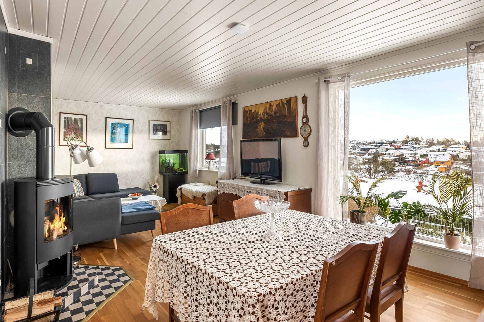 Stuen er romslig med parkett på gulvet og store vindusflater. Galleribilde