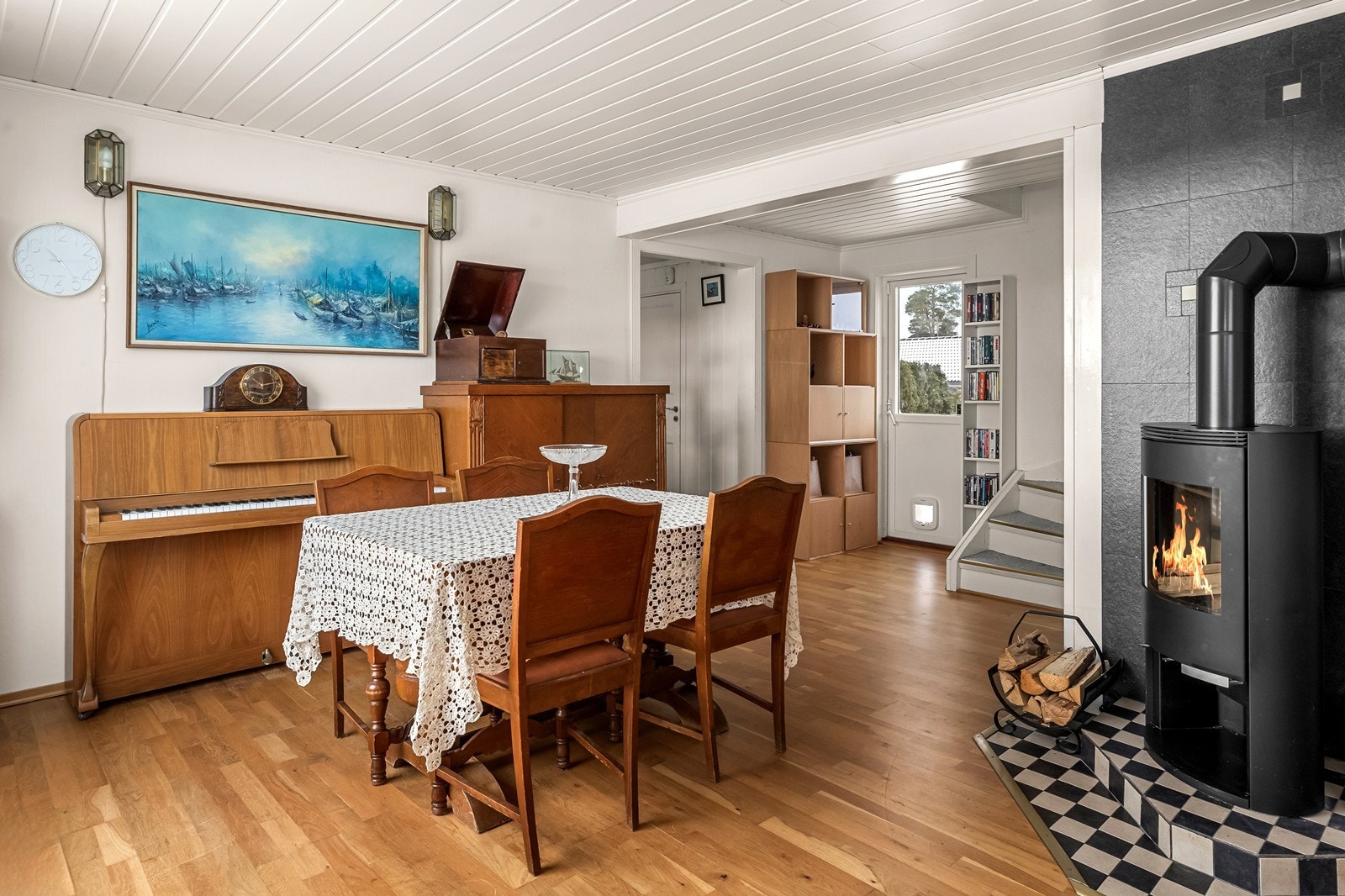 Gjennomgående parkettgulv binder sammen spise- og stueområdet. Galleribilde