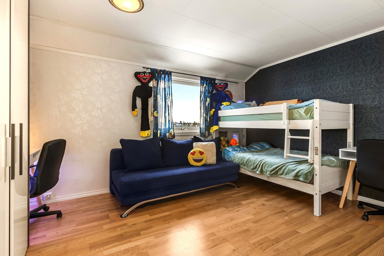 Rommene er av god størrelse med plass til både seng og arbeids- eller lekeområde. Galleribilde