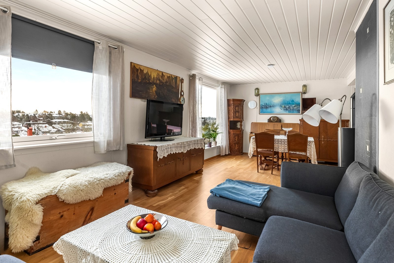 Overflatene i oppholdsrommene består av malt tapet på vegger og malte panelplater i himlingen. Galleribilde