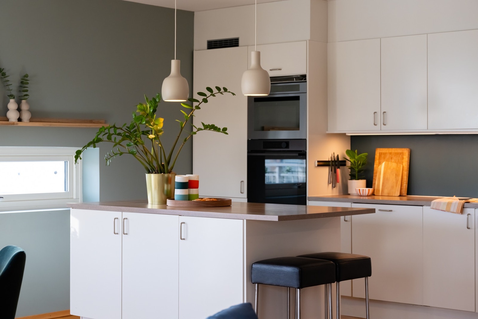 Praktisk kjøkkenøy gir ikke bare mer oppbevaring- og benkeplass, men blir også fort et naturlig samlingspunkt for besøket. Galleribilde