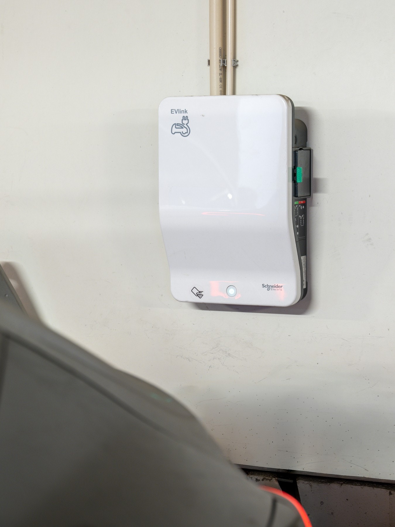 Monter lader for elbil. Galleribilde