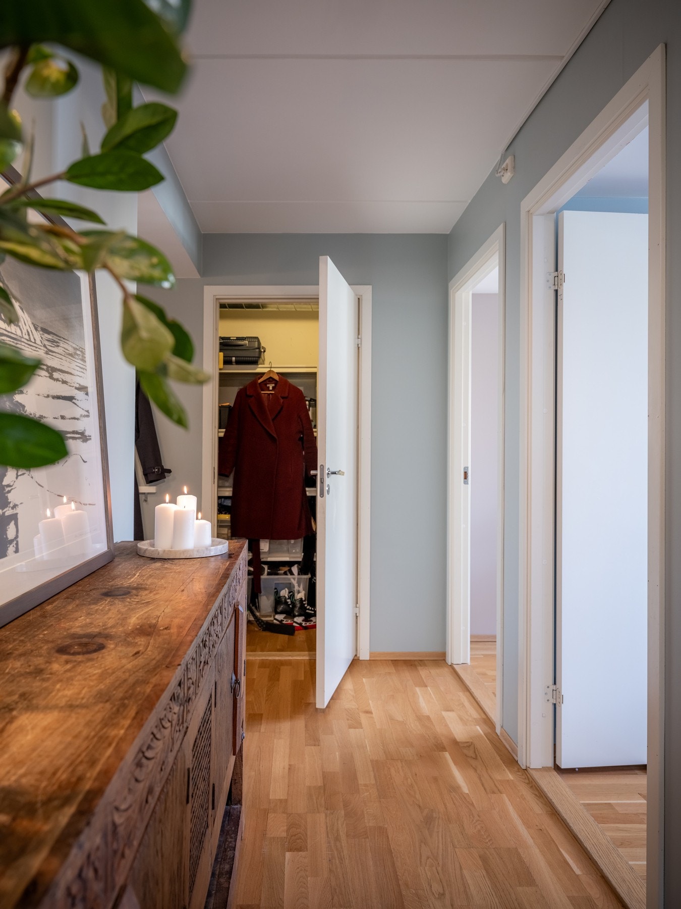 I tilknytning til entréen har du boligens innvendige bod med plass til yttertøyet eller annet du ikke ønsker skal stå synlig fremme i hverdagen. Galleribilde