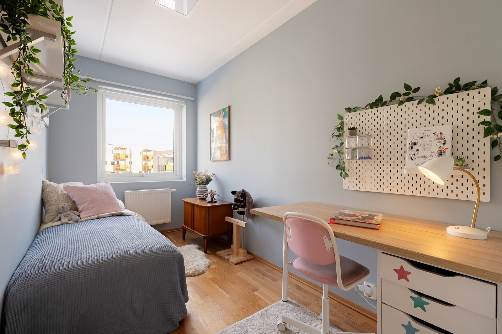 De to andre rommene er noe mindre, men har likevel god plass til seng, skrivebord og oppbevaringsmøblement. Galleribilde