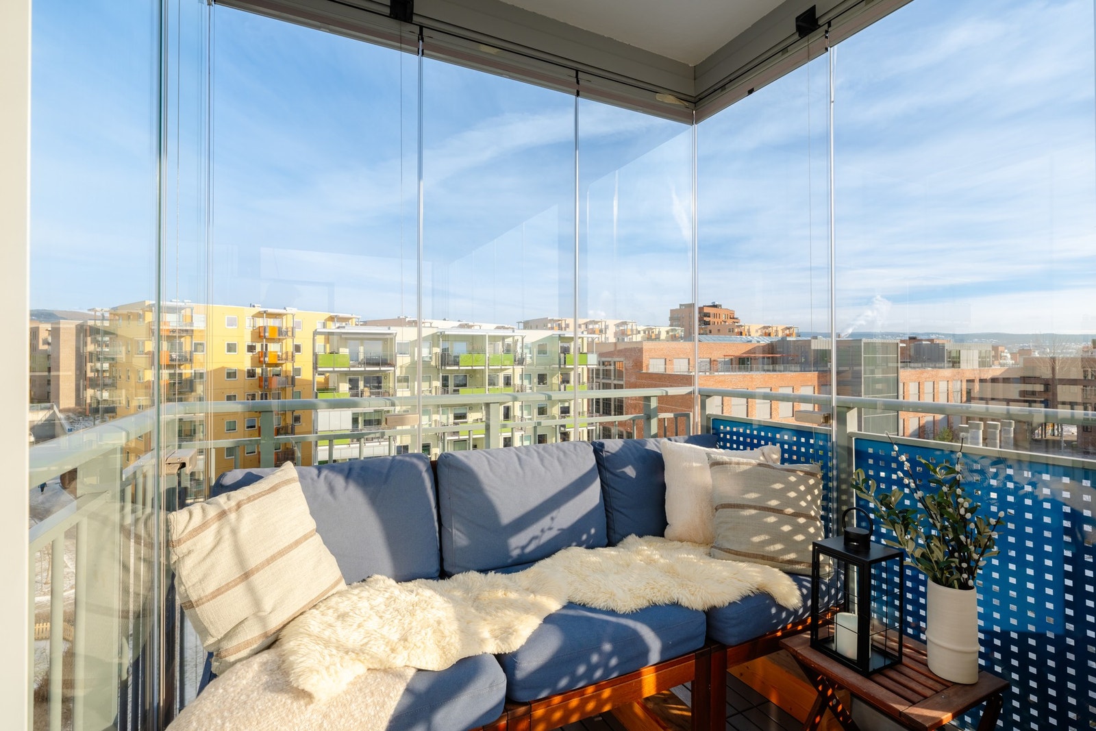 God plass til loungemøblement, spisebord, grill og beplantning. Galleribilde