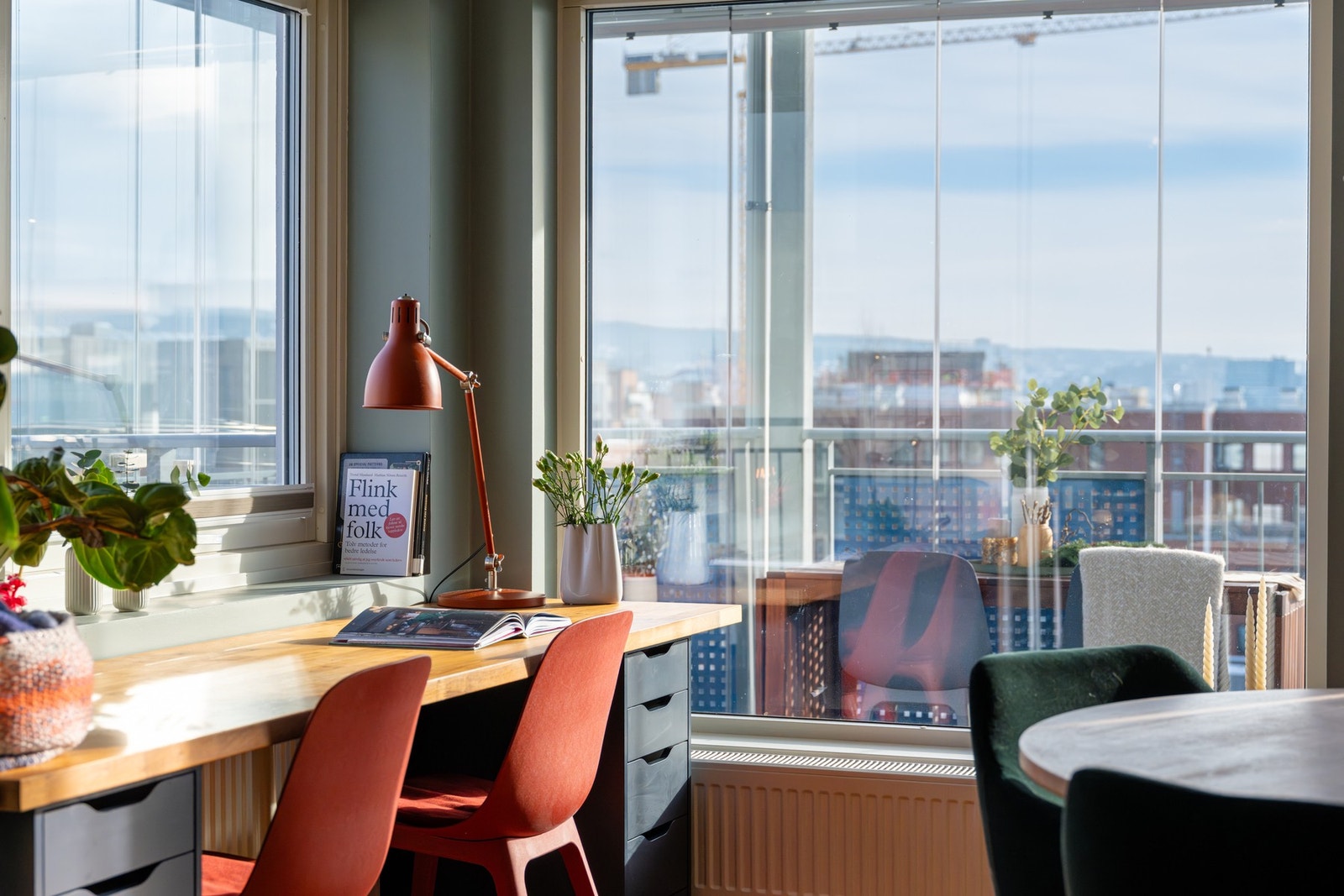 Her bor du fint til uten følelsen av trange gater og nabobygg helt inn på leiligheten. Galleribilde