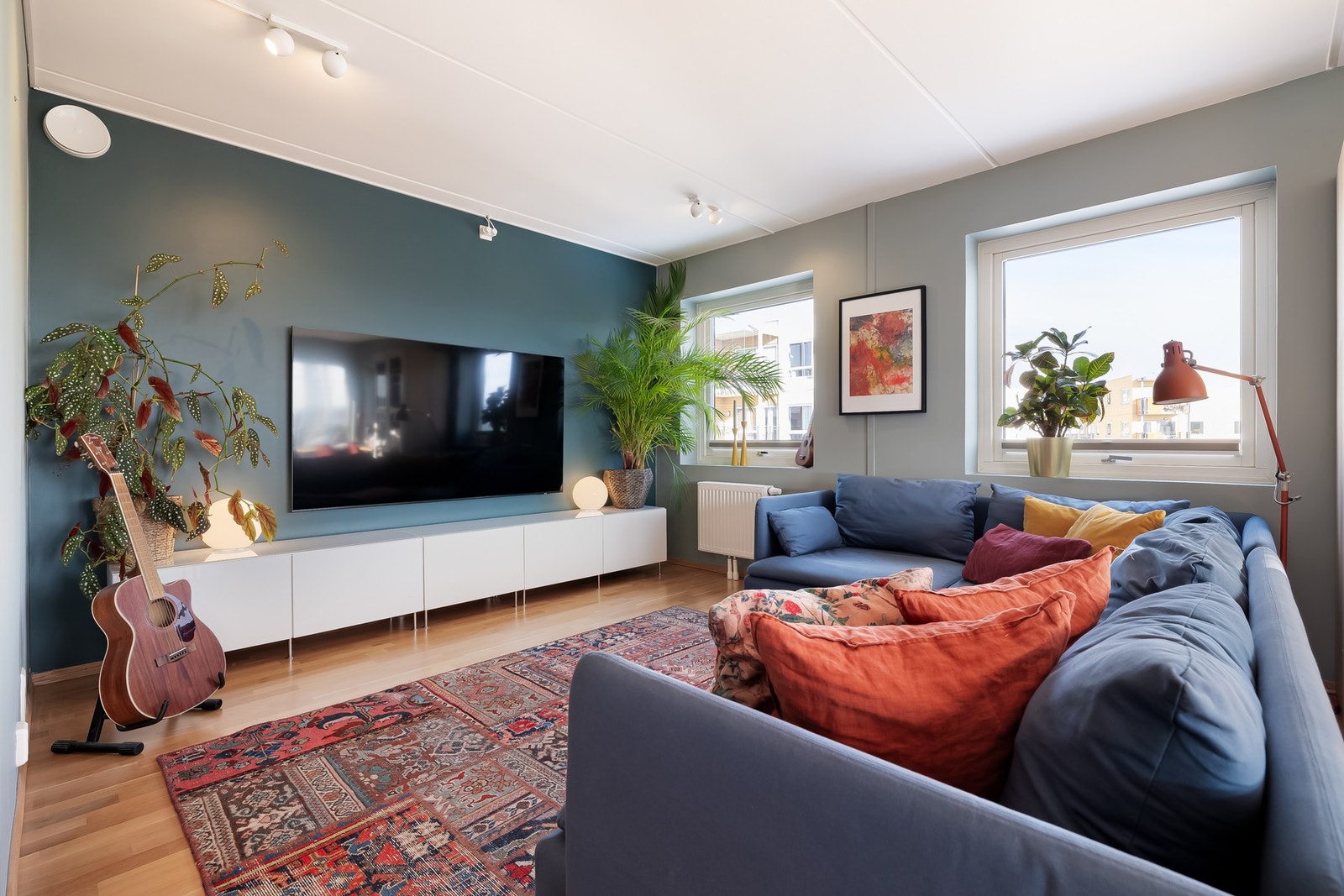 Her er det god plass til sofa, salongbord og mediemøblement. Galleribilde