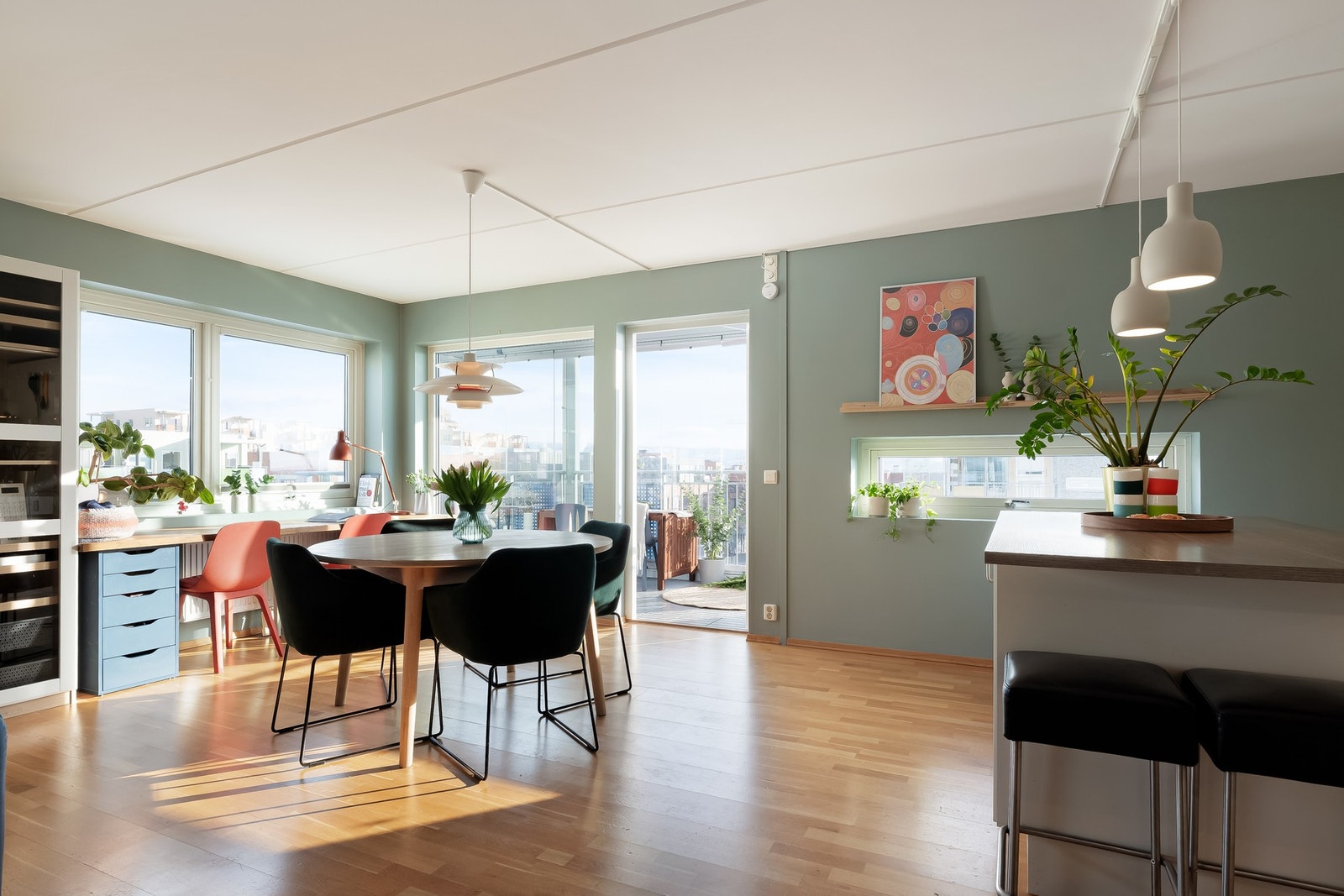 Mellom stue og kjøkken er det naturlig og fin plass for spisebord. Galleribilde