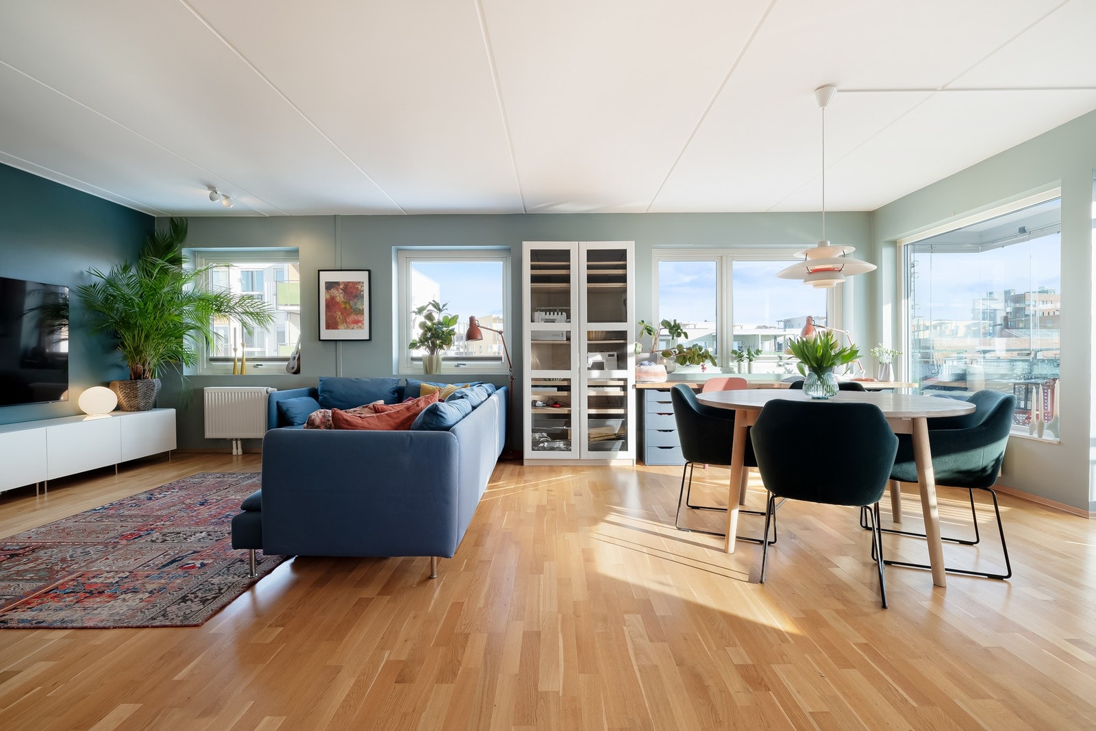 Her vil du umiddelbart legge merke til vindusflatene som omkranser rommet, og med det gir en lys og luftig romfølelse. Galleribilde