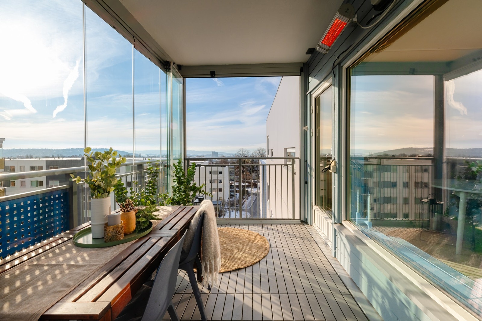 Innglassingen kombinert med varmelampen gjør at du kan utvide balkongsesongen fra tidlig vår til sen høst. Innglassingen kan i tillegg skyves opp om du ønsker luft og solstråler inn. Galleribilde