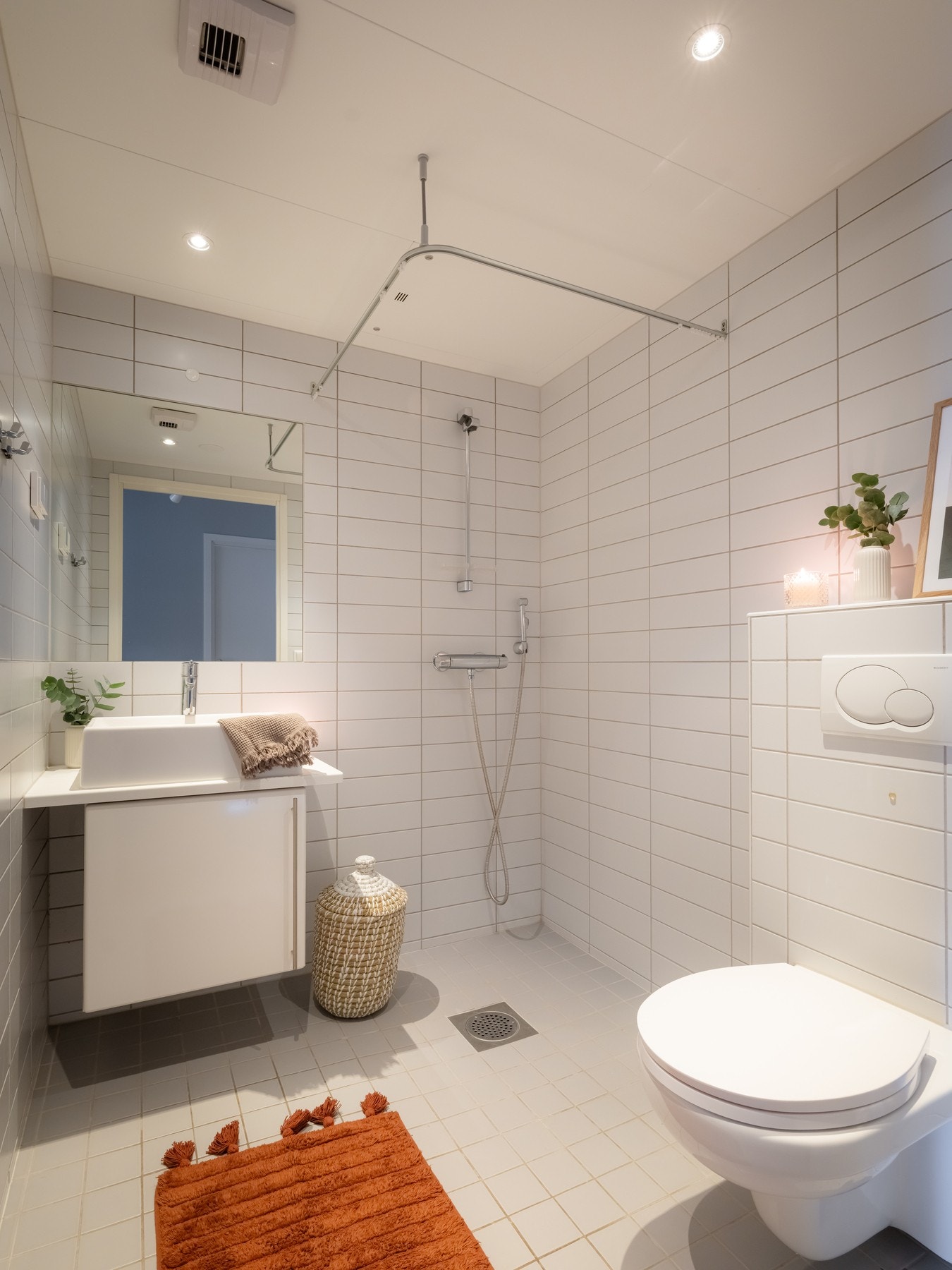 Baderomsinnredningen på bad nr 2 består av servant på underskap, speil, vegghengt toalett og dusjhjørne. Galleribilde