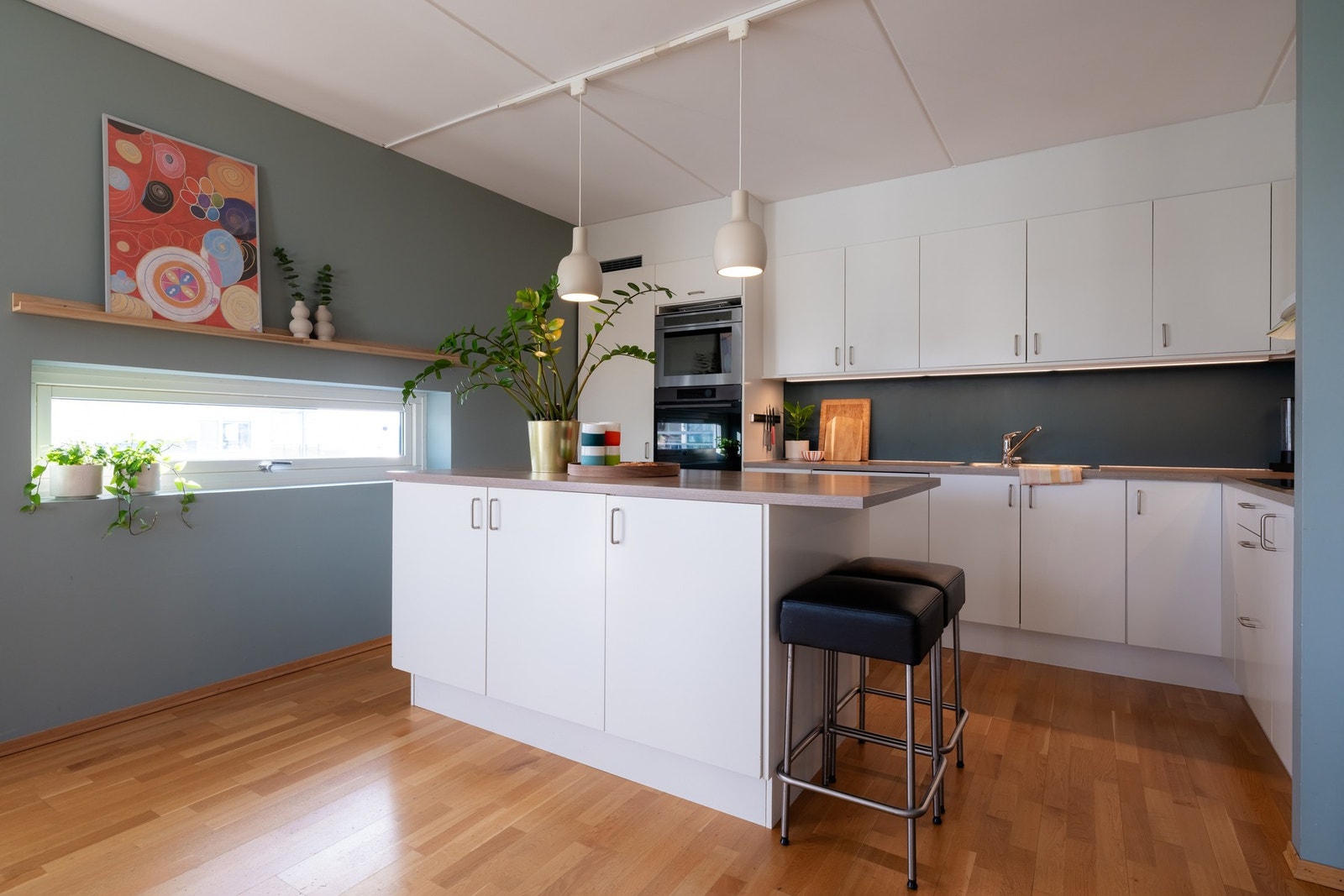 Den åpne kjøkkenløsningen gjør det enkelt å være sosial samtidig som du lager mat. Galleribilde