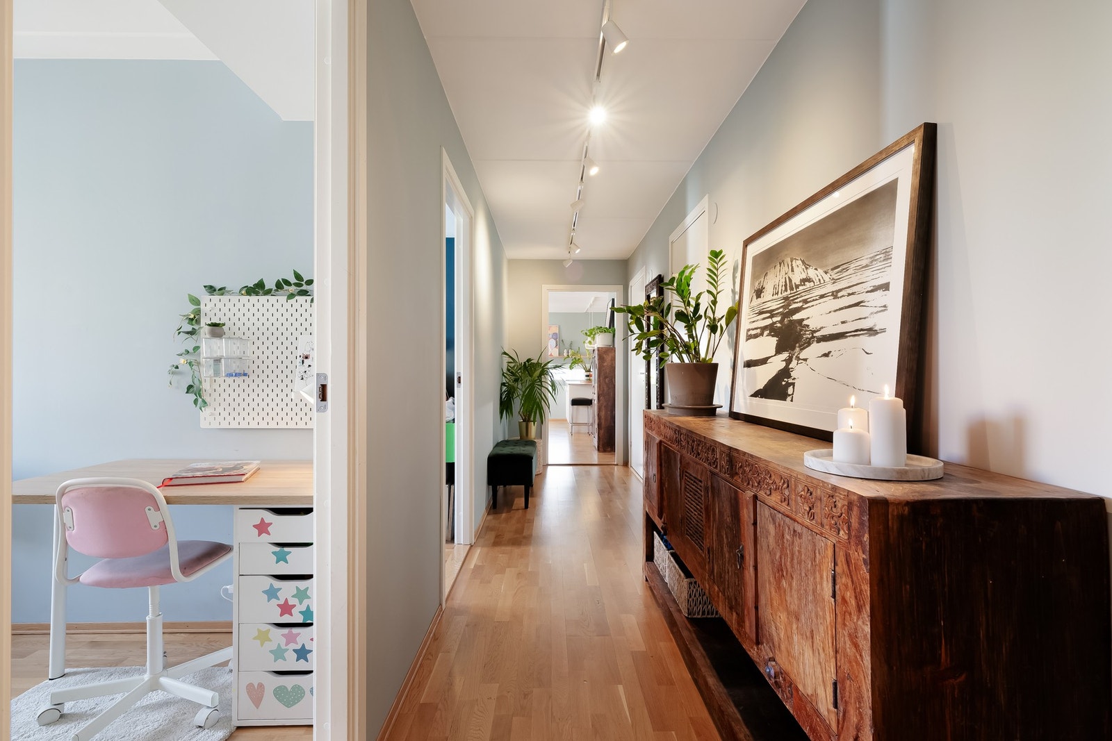 Entréen er knutepunktet i boligen med tilgang til alle rommene. Galleribilde